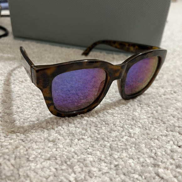 Fun reflective sunglasses - Picture 3 of 3